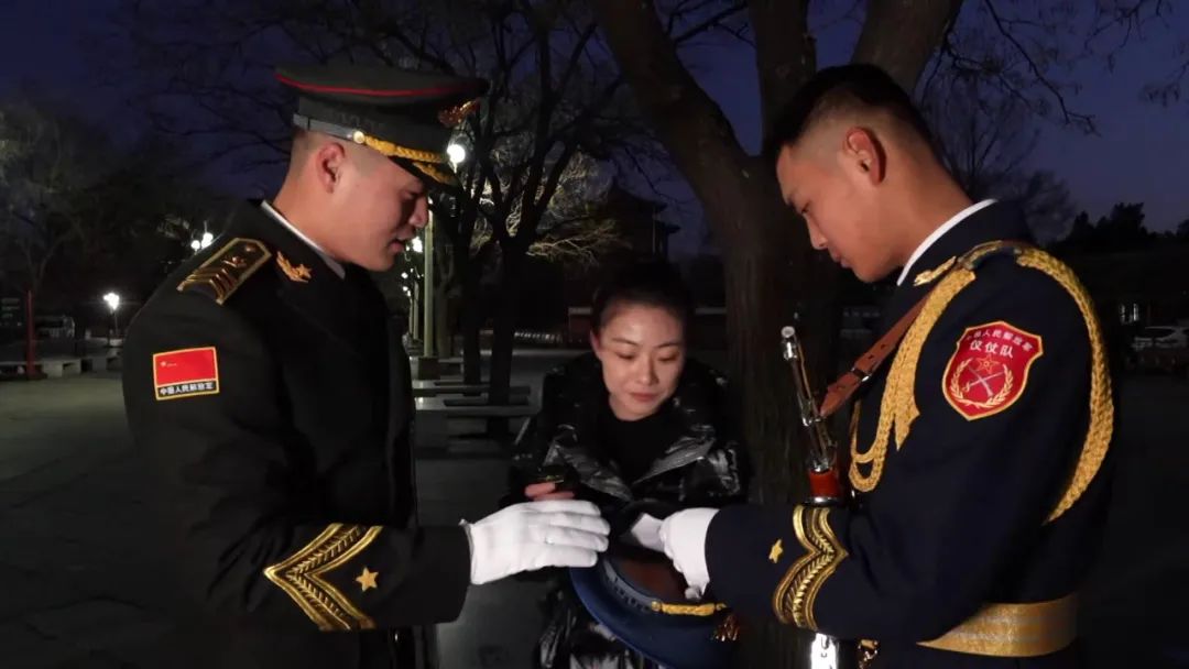 褚泽亮称他们的起床时间也紧随其变日出时间每天都在更新寒来暑往而