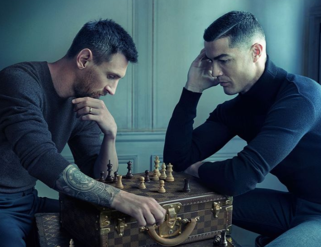 梅西和c罗下棋照片火爆全网,英媒:实际上是某时尚品牌宣传照