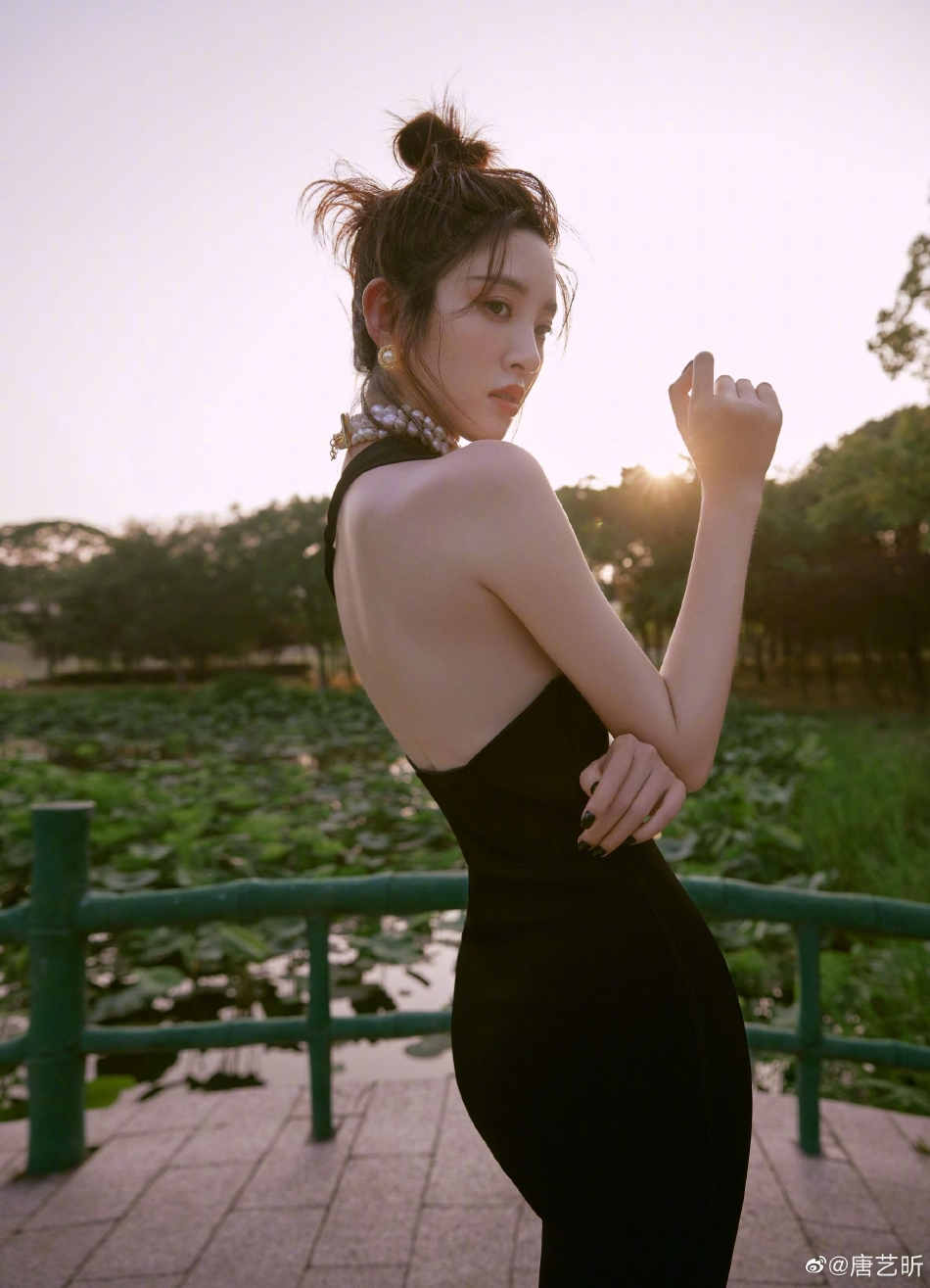 唐艺昕穿黑色长裙 扎丸子头气质满分