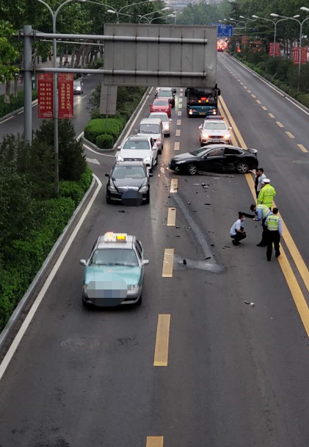 济南历山路车祸图片