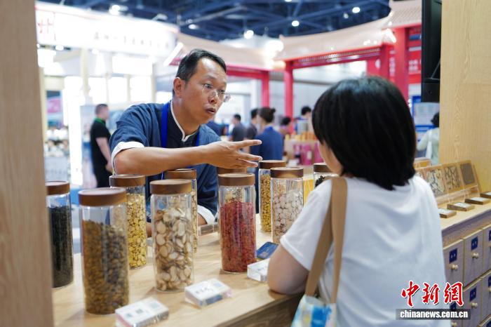 9月10日，工作人员介绍不同中药的炮制方式和功效。当日，由中国中医药科技发展中心主办的中医药科技成果交流会暨中医药创新成果展览会在浙江杭州举办，展览展出了一系列便民惠民的中医药健康产品、服务，呈现中医药深厚底蕴与现代技术的结合。中新社记者 张煜欢 摄