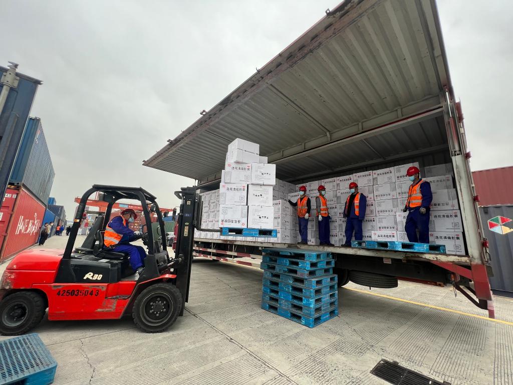 援沪物资运抵上海,操作人员正在卸货.