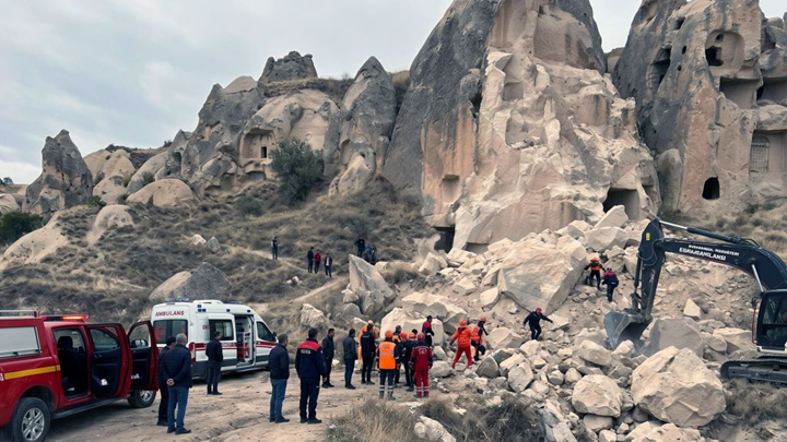 土耳其著名旅游区卡帕多奇亚一石柱坍塌