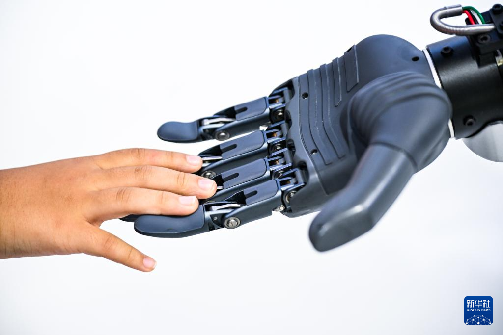 9月7日，小朋友在2025世界智能产业博览会上与人形机器人互动。 9月5日至8日，2025世界智能产业博览会在重庆举行。众多人形机器人在智博会上亮相，为观众带来不少乐趣。 新华社记者 王全超 摄pagebreak