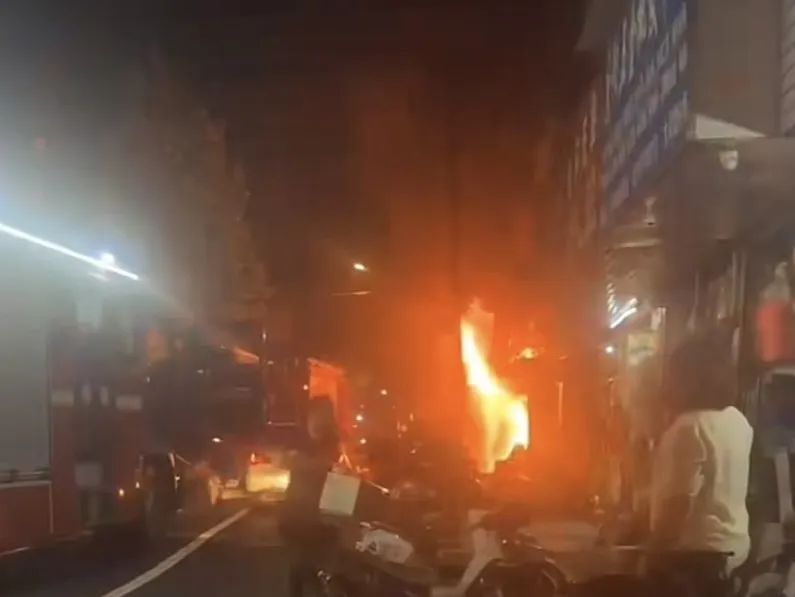 上海一沿街五金店起火！火势猛烈，蔓延迅速！多部门到场处置