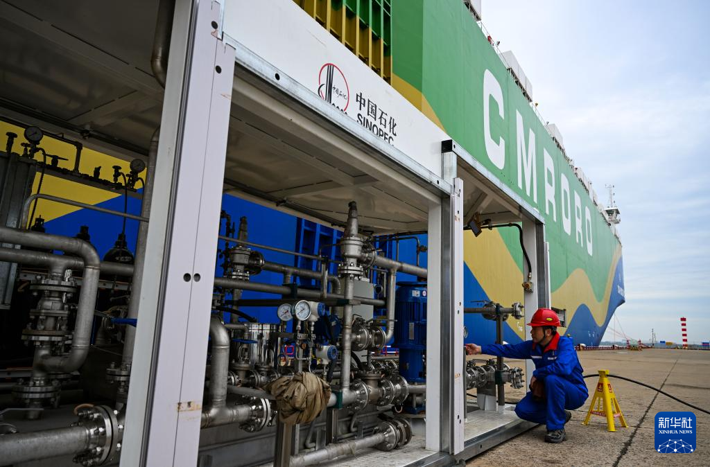 9月22日，在天津港环球滚装码头，工作人员准备进行甲醇加注作业。 9月22日，甲醇双燃料动力汽车滚装船“港荣”轮靠泊天津港环球滚装码头，并进行了300吨国产绿色甲醇岸基加注作业，这标志着天津港已具备规模化供应绿色甲醇能力。 据了解，“港荣”轮是全球首艘采用甲醇双燃料动力系统的大型汽车滚装船。本次加注所用甲醇产自内蒙古，以废旧轮胎和生物质为原料，本次作业可减排二氧化碳460吨。 新华社记者 赵子硕 摄pagebreak