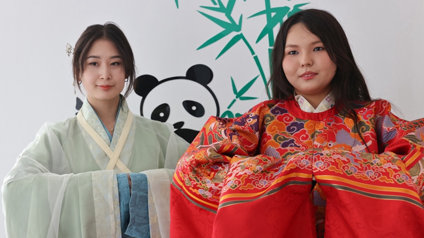 “穿越”丝路 中亚青年体验汉服文化
