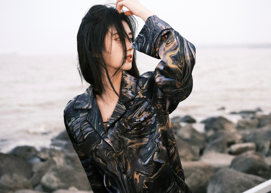 鞠婧祎穿黑色花纹衬衫 长发披肩气质温柔