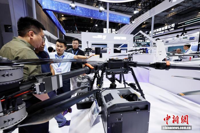 7月23日，观众了解无人机相关信息。中新社记者 殷立勤 摄