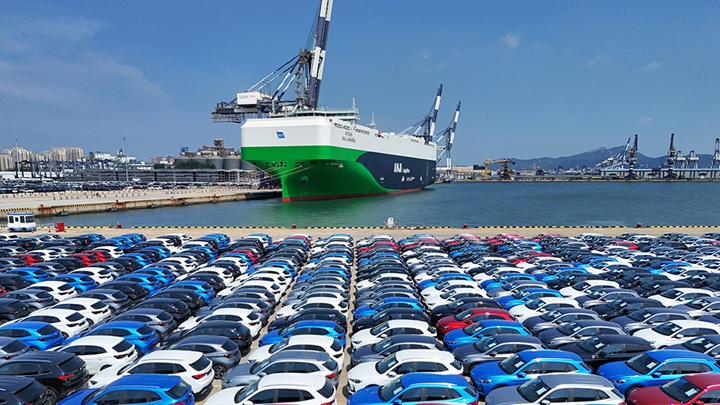 山东烟台：全球最大9500车位汽车运输船抵港装车