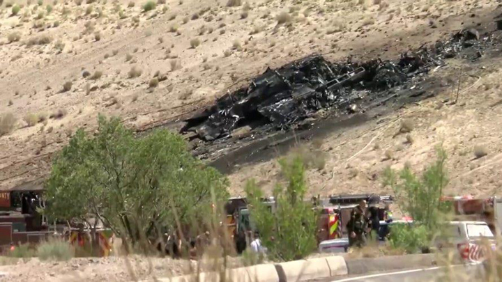 美国一军机在新墨西哥州机场附近坠毁 飞行员受伤送医