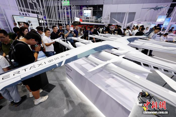 7月23日，观众参观御风未来2吨级载人电动垂直起降飞行器(eVTOL)M1模型。中新社记者 殷立勤 摄