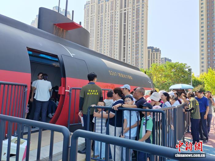 图为观众排队参观S26T型潜艇（常规动力潜艇）。甘肃科技馆供图