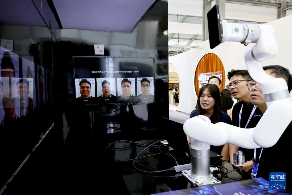 9月10日，参观者在一个甄别AI换脸技术的演示设备前驻足观看。 9月10日至9月13日，2025Inclusion·外滩大会在上海黄浦世博园区举行。本届外滩大会除开幕主论坛、开放见解论坛和AI科创系列赛事等活动外，还有近200家科技企业携超30项科技新品在科技主题展亮相，与会者还能在大会设置的机器人小镇和科技集市上，领略人工智能领域的前沿科技。 新华社记者 方喆 摄pagebreak