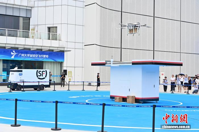 图为顺丰方舟40无人机在活动中进行飞行演示。中新社记者 陈骥旻 摄