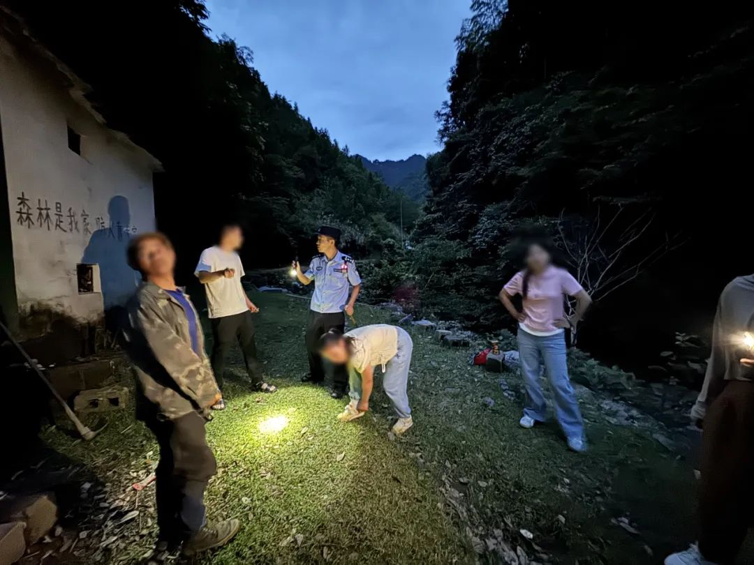 老人深山失联7小时，搜救人员利用无人机将其找到插图