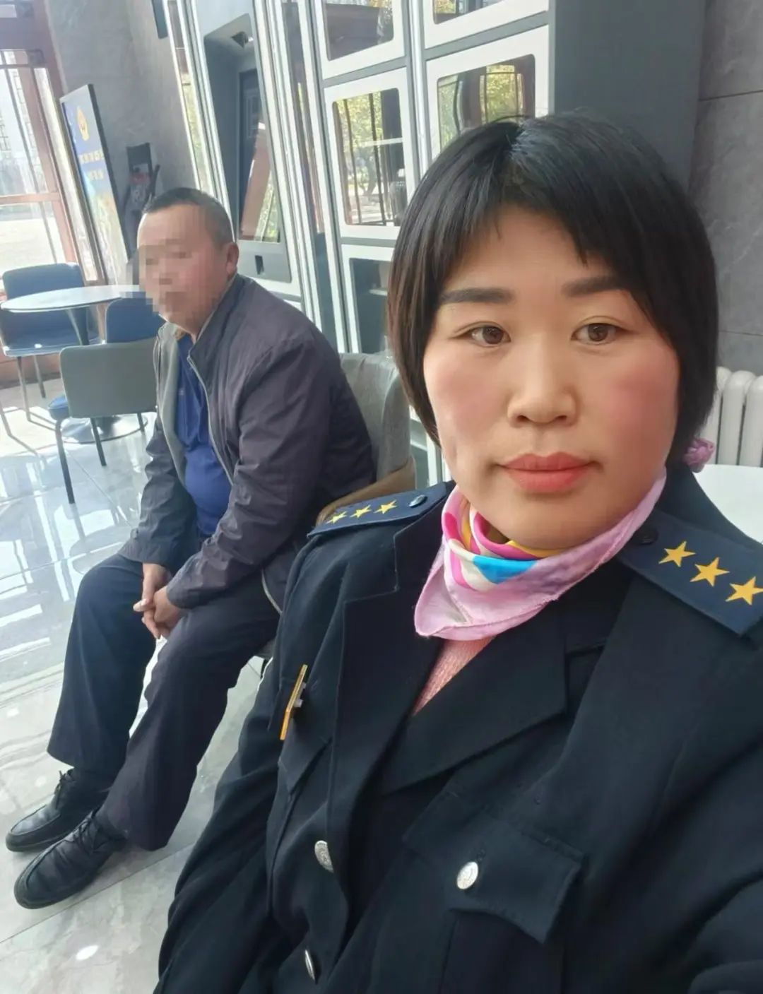 ✅体育直播🏆世界杯直播🏀NBA直播⚽男乘客表达含糊不清，哈尔滨“的姐”停运4个小时，为其找到家人