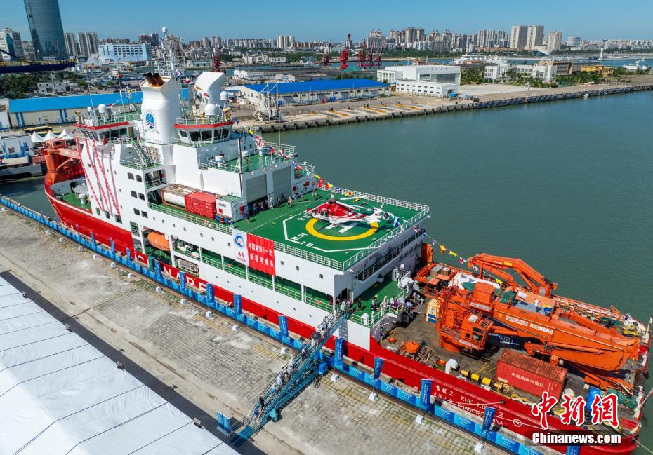 中新社记者 骆云飞 摄 6月2日，完成中国第41次南极考察任务的“雪龙2”号极地科学考察破冰船，停靠在海南省海口市秀英港码头，开启为期5天的公众开放日活动。公众可近距离参观实验室、驾驶室以及飞行平台等多个特色区域。“雪龙2”号是中国首艘自主建造的极地科学考察破冰船。图为“雪龙2”号极地科学考察破冰船停靠在海口秀英港码头。（无人机照片）