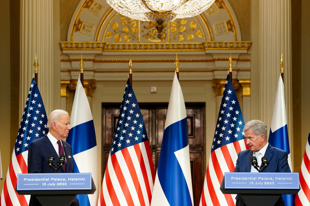 2023年7月13日，在赫尔辛基举行的美国-北欧领导人峰会后，拜登与芬兰总统绍利·尼尼斯托在联合新闻发布会上发表讲话。图自法兰西24电台配图