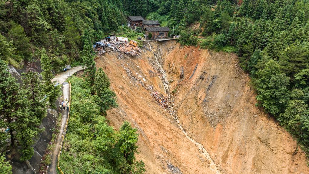 和时间赛跑：200多辆车在进入断桥前被成功拦下插图