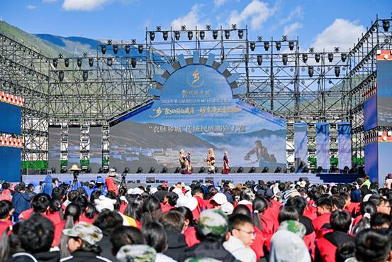 四川乡城：“疯装”演绎非遗之美 选手同台竞秀