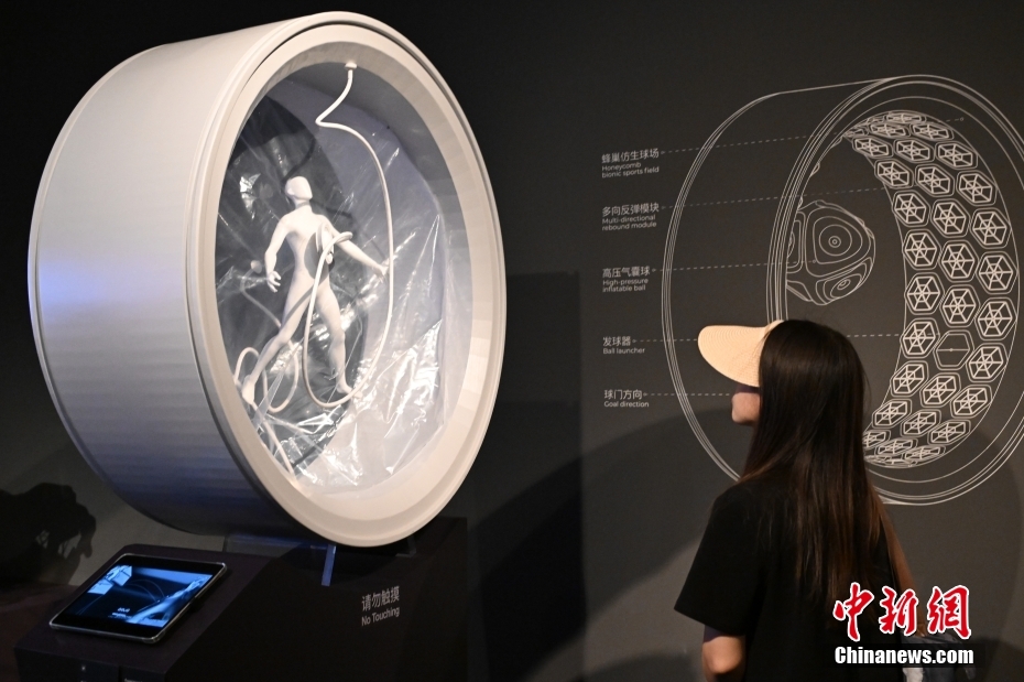 7月2日，由中国国家博物馆、瑞士驻华大使馆、瑞士洛桑联邦理工学院主办，清华大学天文系、清华大学美术学院协办的“宇宙考古：时空探索”展览在北京中国国家博物馆开展。展览分为“仪器和技术：绘制宇宙”“大数据的星空”“可持续的太空”“未来：行星之旅”四个部分，融科学探索和艺术诠释为一体，将宇宙中真实、分散、抽象的数据，通过数字装置、互动体验、动态雕塑和前瞻性设计等多种形式呈现出来。图为参观者观看来自清华大学美术学院的实验装置《澡 AQUA》，该实验探讨了在太空如何实现自我清洁沐浴体验。 中新社记者 田雨昊 摄