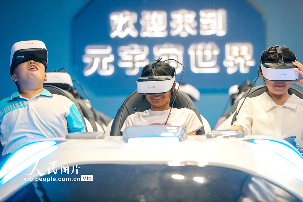 2025年9月9日，山东省莱西市半岛青少年人工智能创新教育实践基地，河头店镇中心中学的学生体验乘坐“太空车”。张进刚摄（人民图片网）