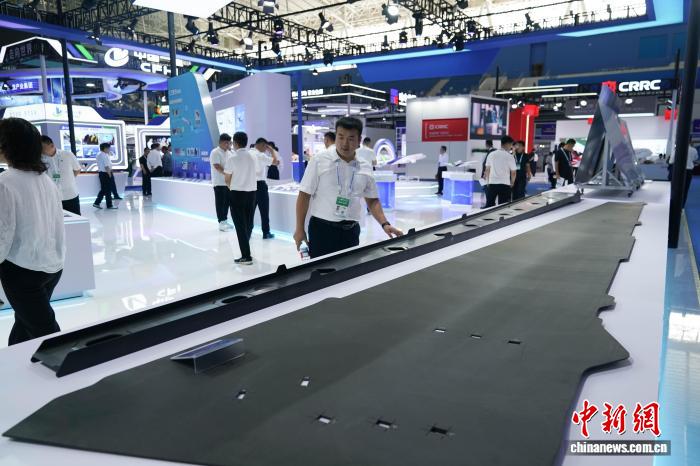 图为展出的C919飞机复合材料。中新社记者 赵宇航 摄