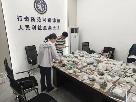 直播间竞拍翡翠原石，“境外执法人员”突然到访抓走主播？插图2