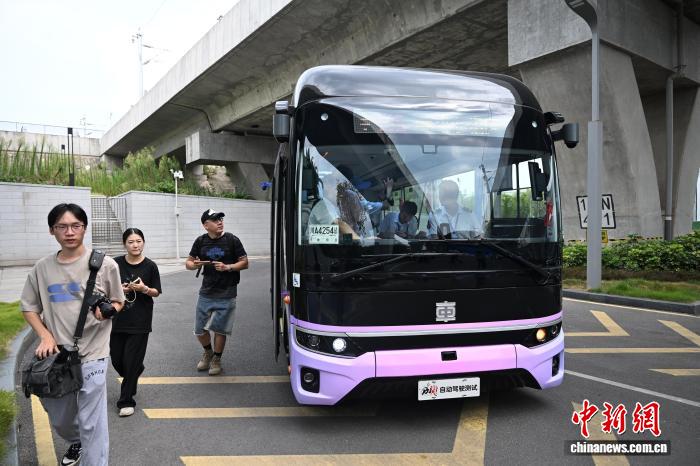 图为媒体记者体验成都首条自动驾驶公交线路。中新社记者 张浪 摄