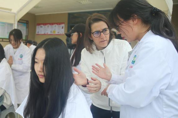 17国留学生昆明感受中医药魅力
