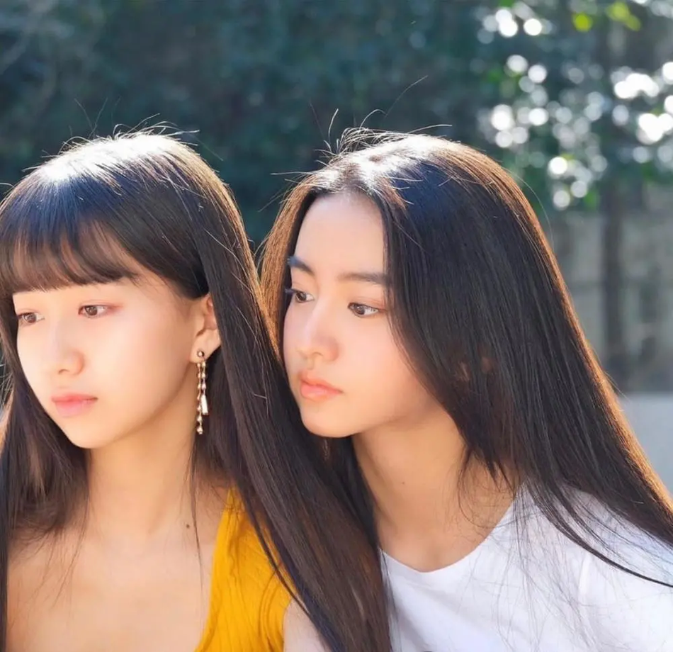 木村心美晒与妹妹合照02姐妹俩坐树林里生火超接地气