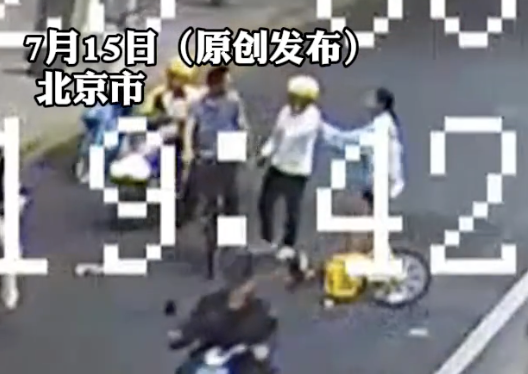 14岁女孩被男子疯狂别车！外卖小哥挺身而出斥退对方，为给患罕见病儿子治病在京跑外卖插图2