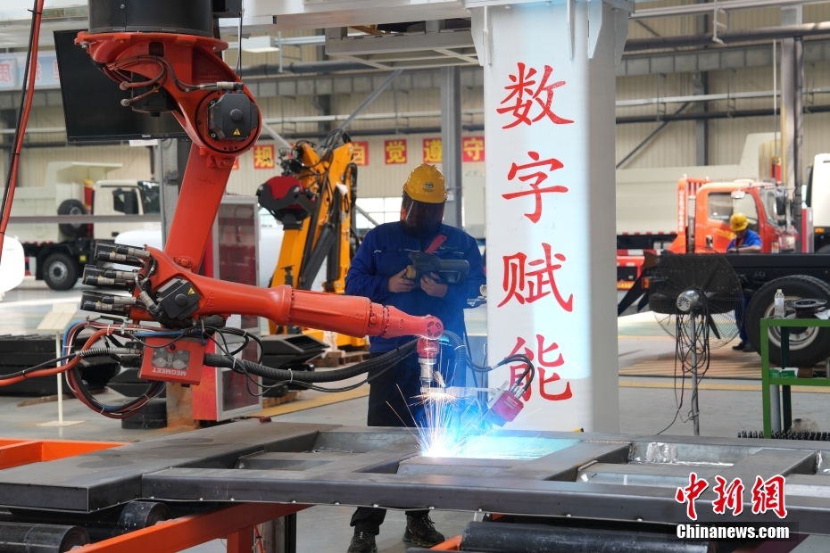 中新社发 毛建军 摄 5月25日，在山东日照海汇汽车制造有限公司生产车间内，多条智能化生产线高效运转，工人们加紧进行车辆组装与调试作业，一批出口拉美市场的新型无害化运输车与纯电动自卸式垃圾车在流水线上逐步成型。该企业拥有上百件授权专利和发明专利，并紧盯技术前沿，面向客户需要，重点提高东南亚、中亚、非洲等地区市场占有率，并开拓中东、南美洲等国家和地区市场。