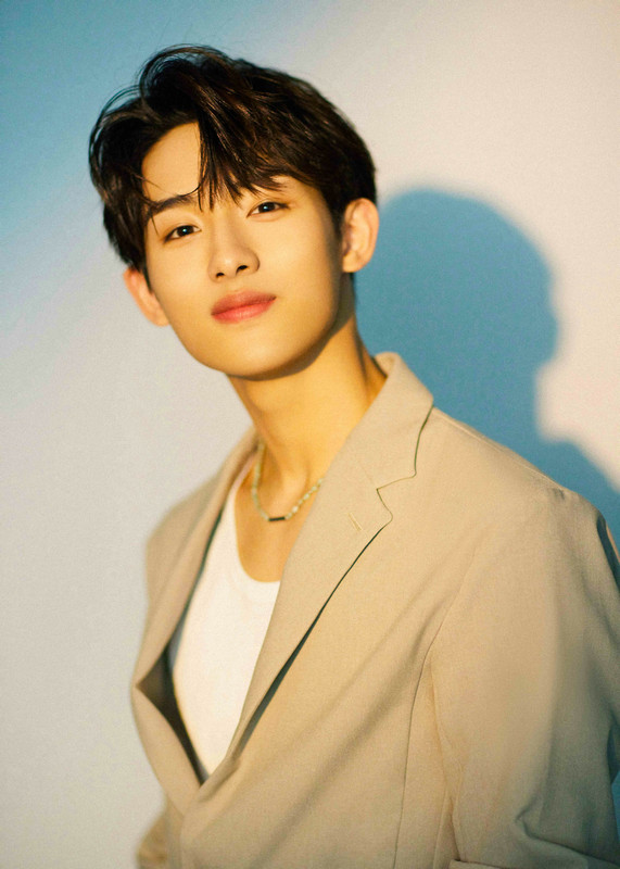 董思成鎏光蓝岸生日写真氛围感十足少年魅力势不可挡