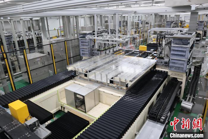 7月7日，中新社记者走进咸阳高新区探寻陕西电子显示产业的发展密码。咸阳G8.5+基板玻璃生产线项目现场，洁净的车间内玻璃液经溢流槽垂落成 0.4 毫米薄片。冠捷显示科技(咸阳)有限公司生产车间则依托自动锁附、智能搬运等自动化设备，每8秒就有一台液晶电视产出。咸阳高新区采取引进龙头企业、完善产业链条和强化科技创新等举措，全力打造千亿级电子显示产业集群。图为咸阳G8.5+基板玻璃生产线项目现场。中新社记者 李一璠 摄