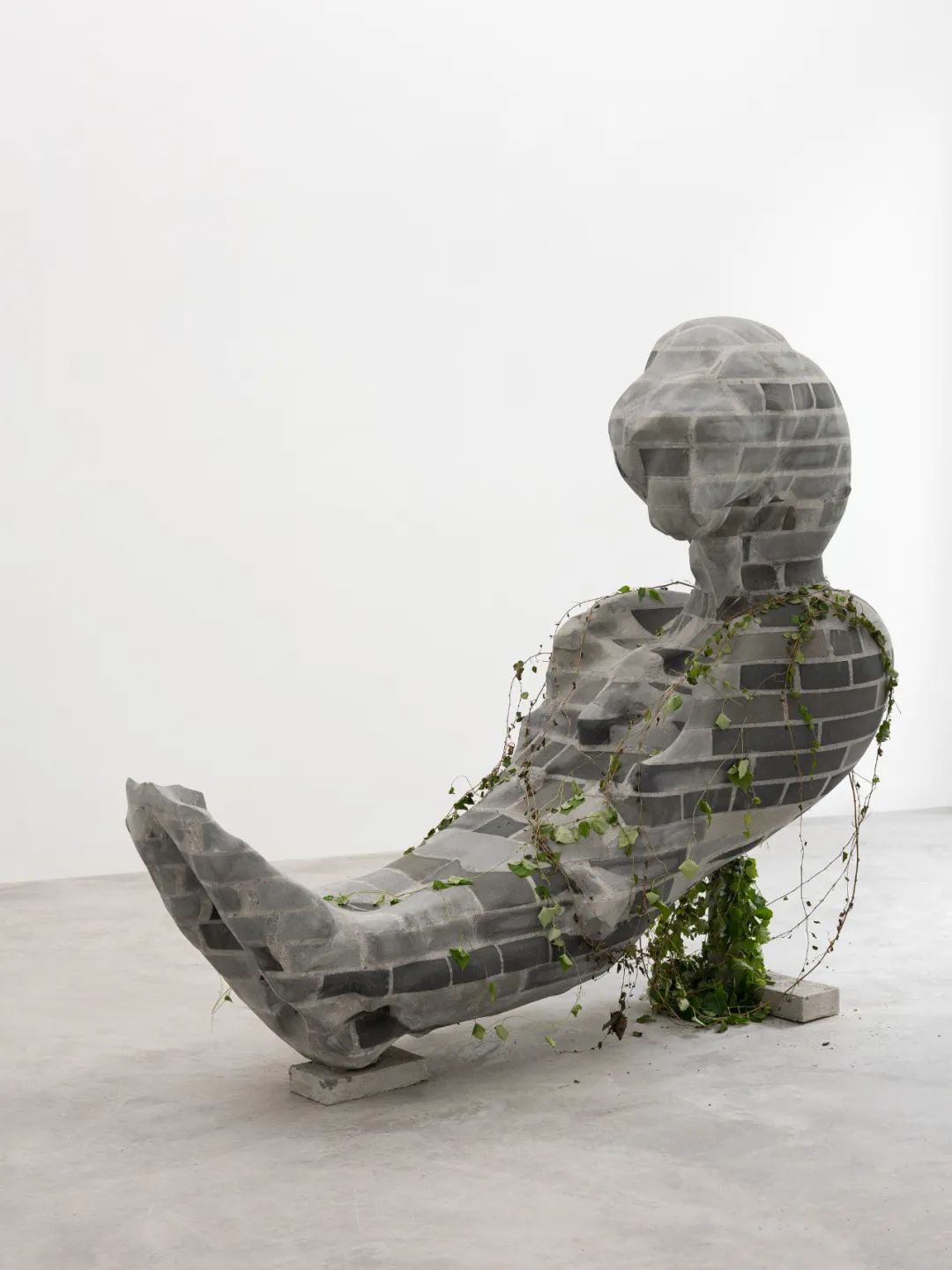 姚清妹,吹羽毛 2024 表演记录,影像 1925 图片由艺术家惠允田翊