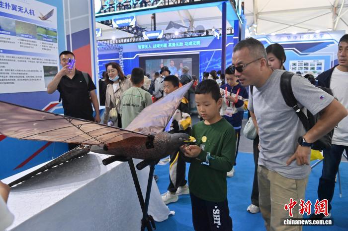 图为游客参观仿生扑翼无人机。 中新社记者 张瑶 摄