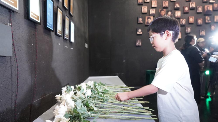 南京：为离世南京大屠杀幸存者举行熄灯悼念仪式