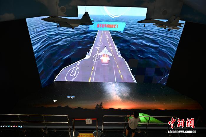 图为小朋友观看科普视频。中新社记者 吕明 摄