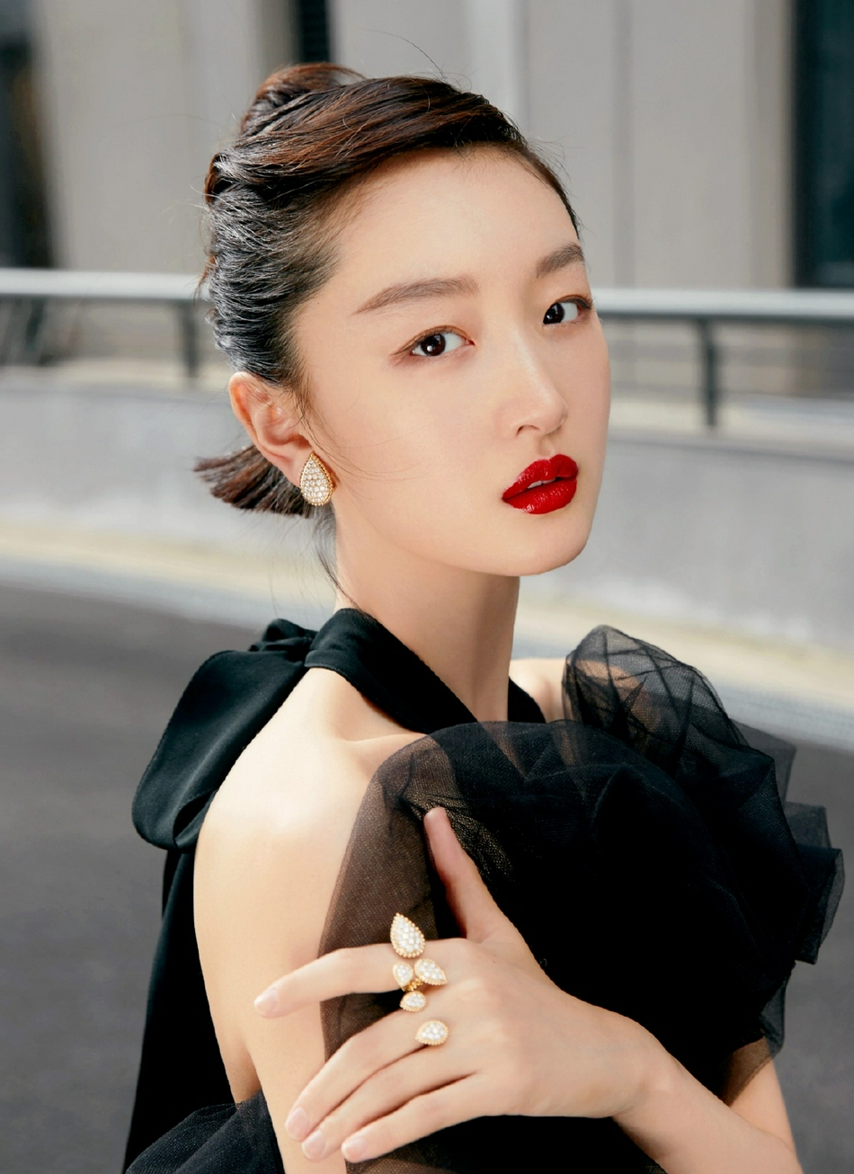 周冬雨穿黑色纱裙 直视镜头气场强大