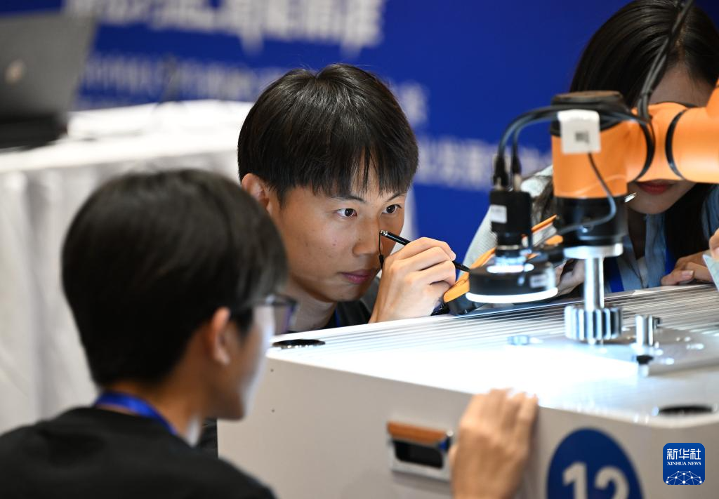 9月14日，参赛选手在比赛中调试设备。 9月14日，2025年中国大学生机械工程创新创意大赛智能精密装配赛京津冀鲁联赛在河北省石家庄市栾城区航空中心举行。本次联赛吸引了来自清华大学、北京理工大学、河北科技大学等数十所高校、近百支队伍参赛。比赛设置实操调试与答辩汇报两个环节，旨在突出智能装备与传统工艺在实践中的融合创新应用，深度考察参赛者对跨领域技术整合的掌握程度，全面考察学生的创新思维与技术应用能力。 新华社记者 牟宇 摄