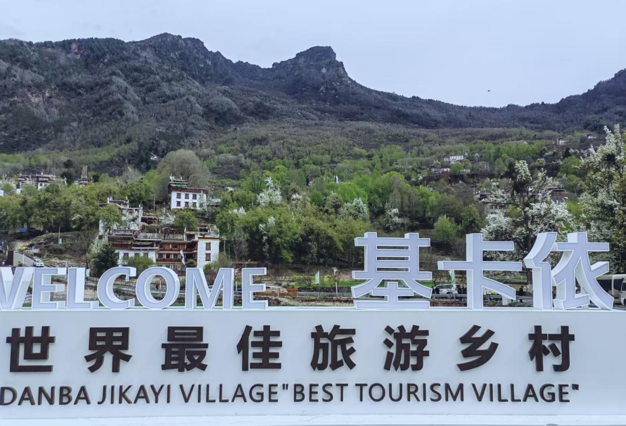 世界打卡地最美基卡依：春雪覆梨花 千年碉楼绘就高原春日盛景