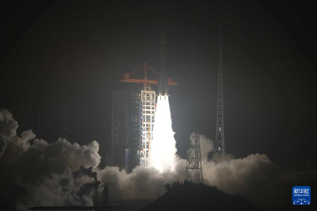 9月27日20时40分，我国在太原卫星发射中心使用长征六号改运载火箭，成功将卫星互联网低轨11组卫星发射升空，卫星顺利进入预定轨道，发射任务获得圆满成功。新华社发（尚宇航 摄）pagebreak