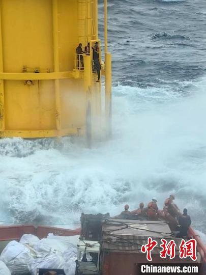 广东惠州海事部门成功救助6名潜水遇险人员