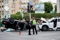 以色列国安部长乘车闯红灯被车撞翻