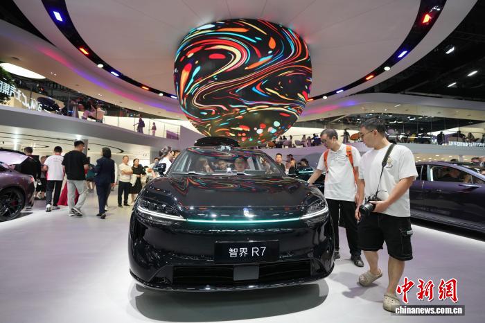 图为观众参观智界R7车。中新社记者 安源 摄