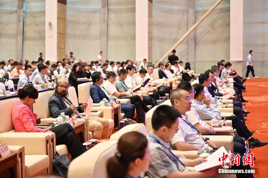 中新社记者 陈楚红 摄 5月21日，2025全球智能机器人发展大会在广东省广州白云国际会议中心开幕。大会以“遇见未来，拥抱智能”为主题，汇聚全球顶尖行业领袖、权威学者及创新企业代表，深入探讨人工智能在智能制造、工作生活、服务消费等领域的潜力与挑战。图为大会开幕式。