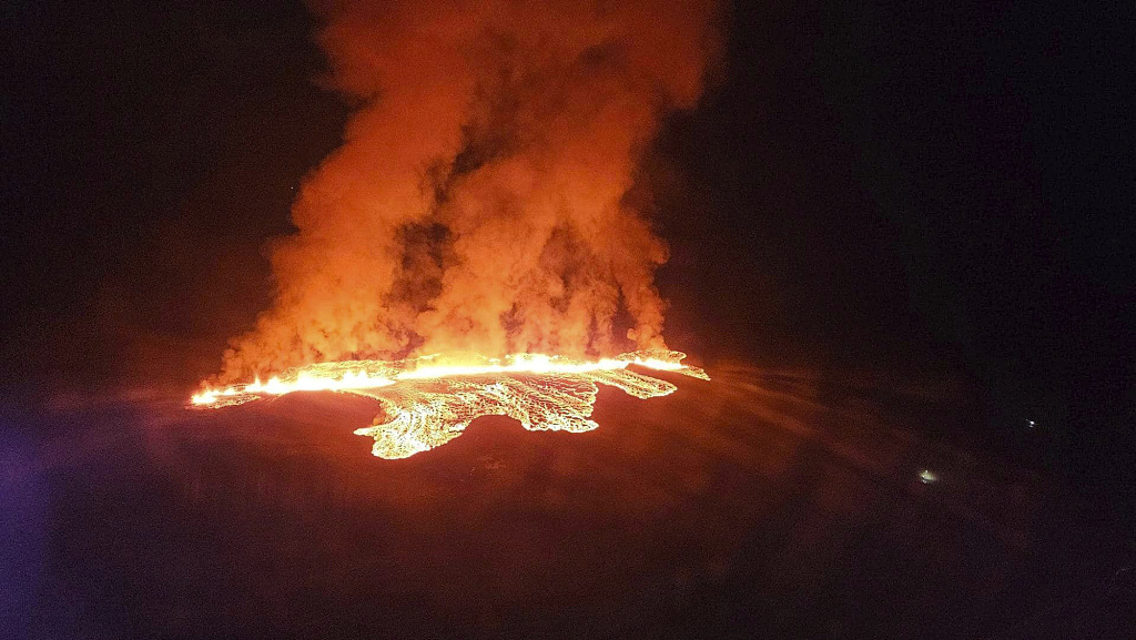 冰岛西南部一火山喷发 熔岩四溢场面壮观
