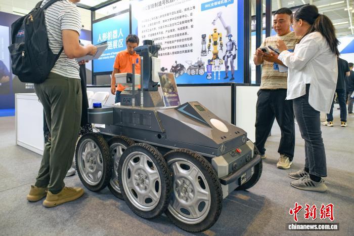 图为观众参观全地形巡检机器人。中新社记者 佟郁 摄